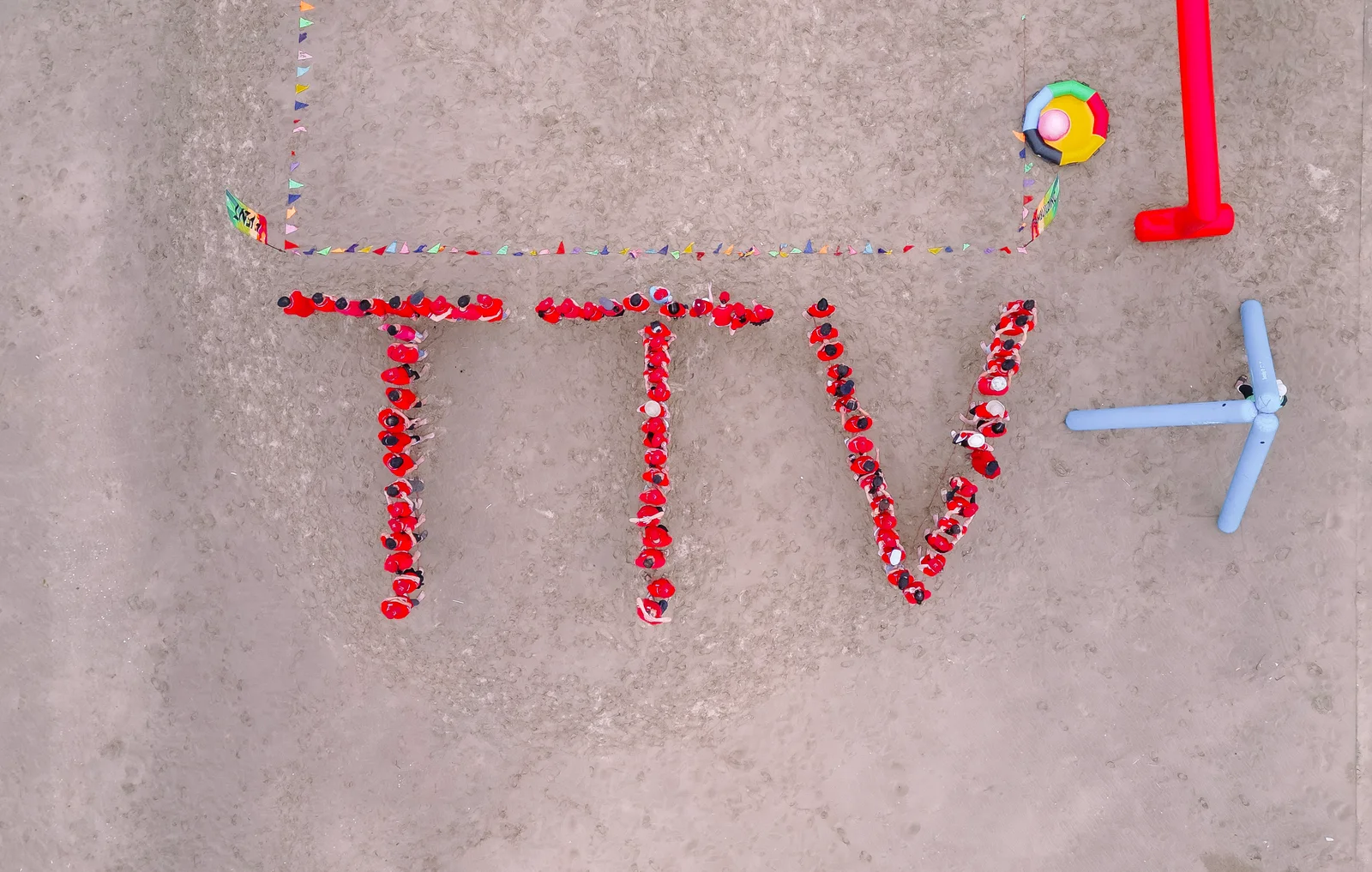 Góc nhìn từ trên cao ghi lại đội ngũ xếp thành chữ TTV trên bãi biển