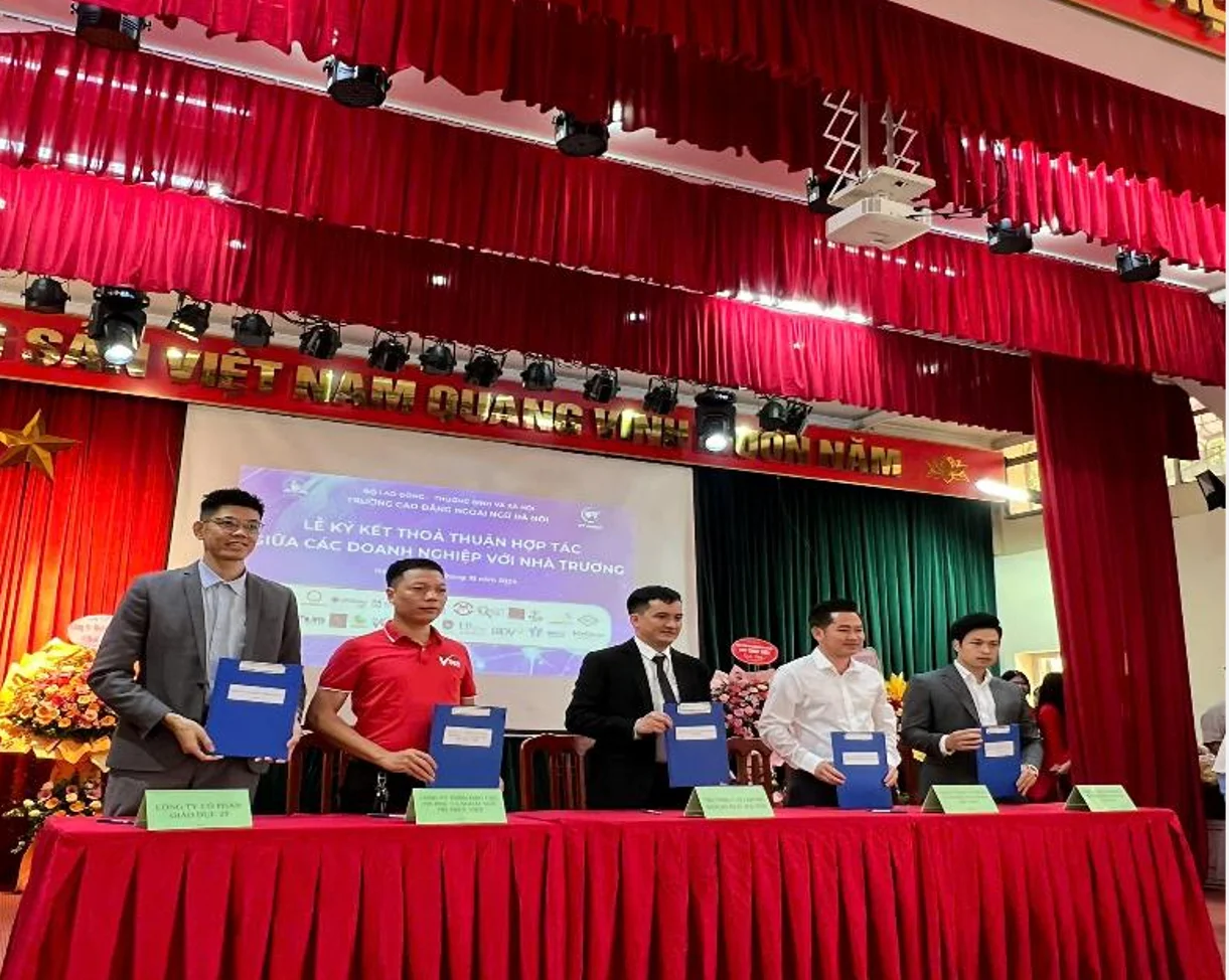 Đại diện Tri Thức Việt tại lễ ký kết thỏa thuận hợp tác giữa doanh nghiệp với nhà trường