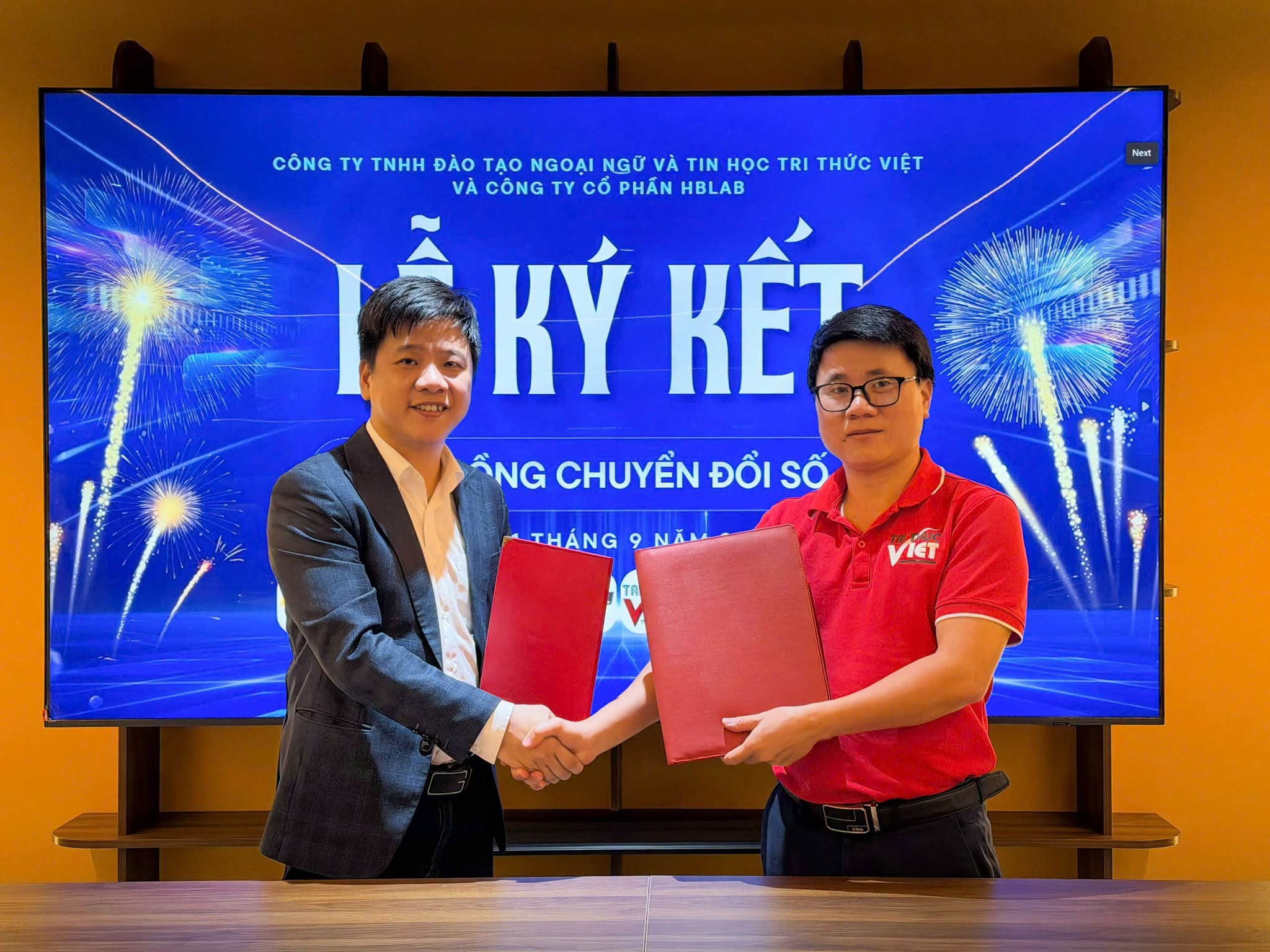 Lễ ký kết hợp tác chuyển đổi số giữa Tri Thức Việt và Công ty CP HBLAB