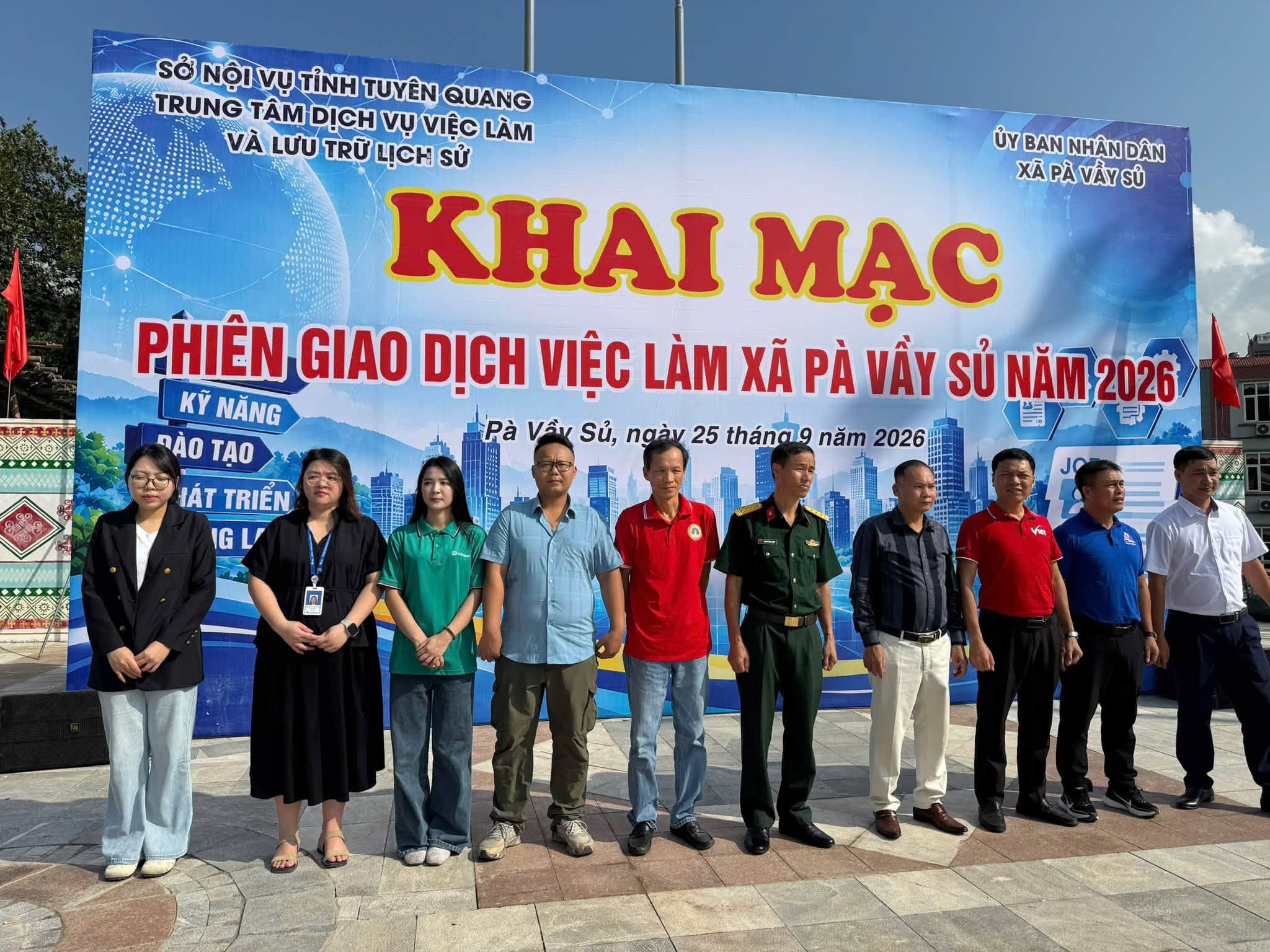 Đại diện các đơn vị tại phiên giao dịch việc làm xã Pà Vầy Sủ, tỉnh Tuyên Quang năm 2026