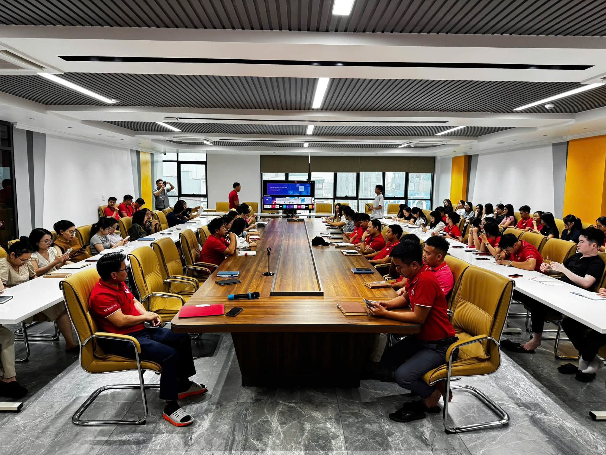 Buổi đào tạo và họp điều hành tập thể cán bộ nhân viên Tri Thức Việt tại phòng họp trụ sở
